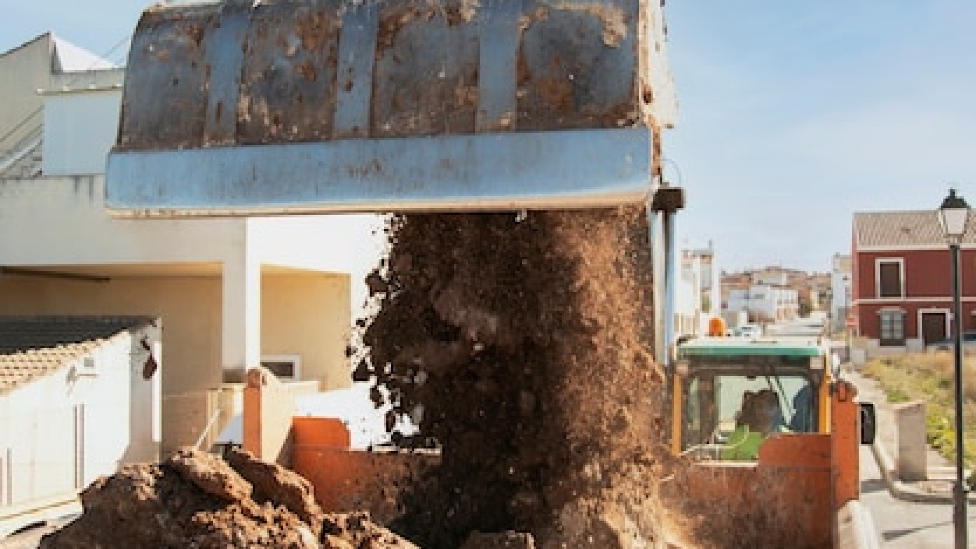 Démolir ou déconstruire sa maison : ce qu'il faut savoir avant de se lancer